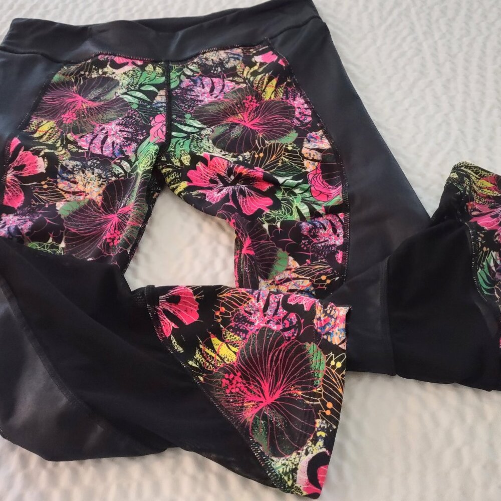 Zumba Capri in iconic LaPachanga design. Medium. EUC